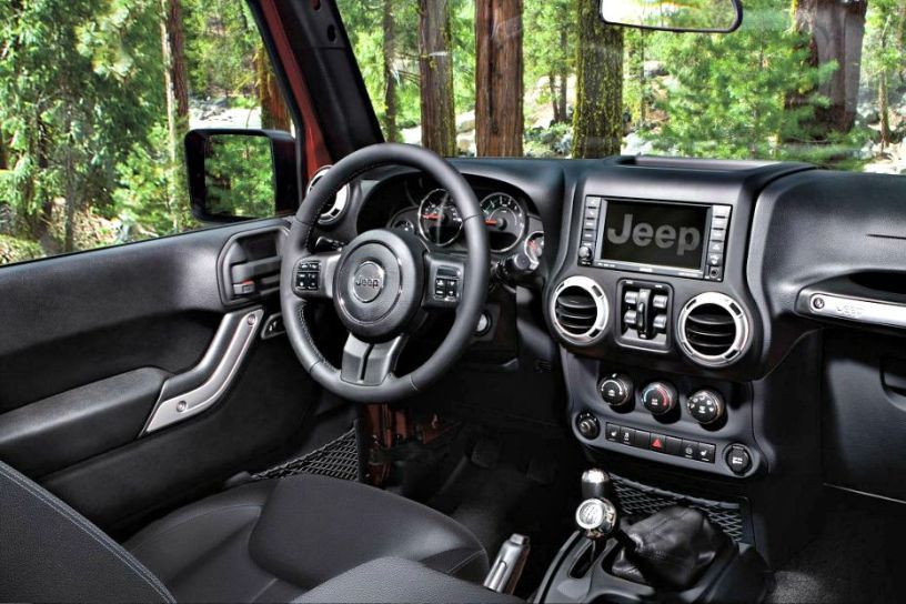 New Jeep Wrangler Interior Revealed | CarDekho.com