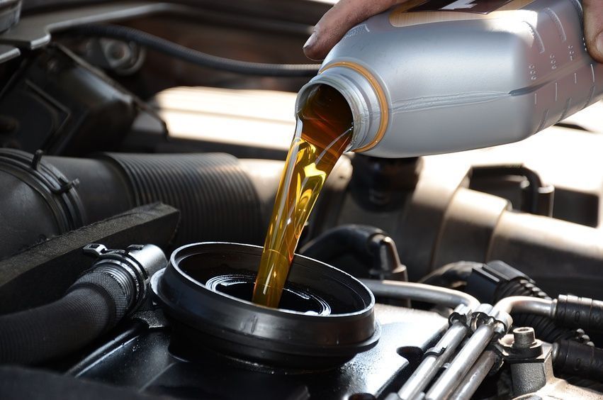 Choosing the correct engine oil for your car | CarDekho.com