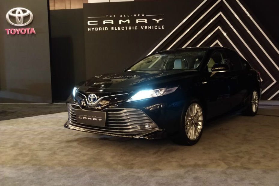 2019 Toyota Camry Hybrid: First Look