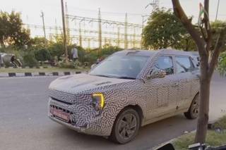 Mahindra XUV300 Facelift Spied Again, New Alloy Wheels & Connected LED Taillamps Revealed Mahindra XUV300 Facelift Spied Again, New Alloy Wheels & Connected LED Taillamps Revealed