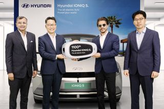 తన మొదటి EV కారు అయిన Hyundai Ioniq 5 ను ఇంటికి తీసుకువెళ్ళిన Shah Rukh Khan