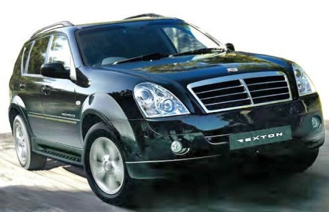 Mahindra Rexton SUV Sneaked | CarDekho.com