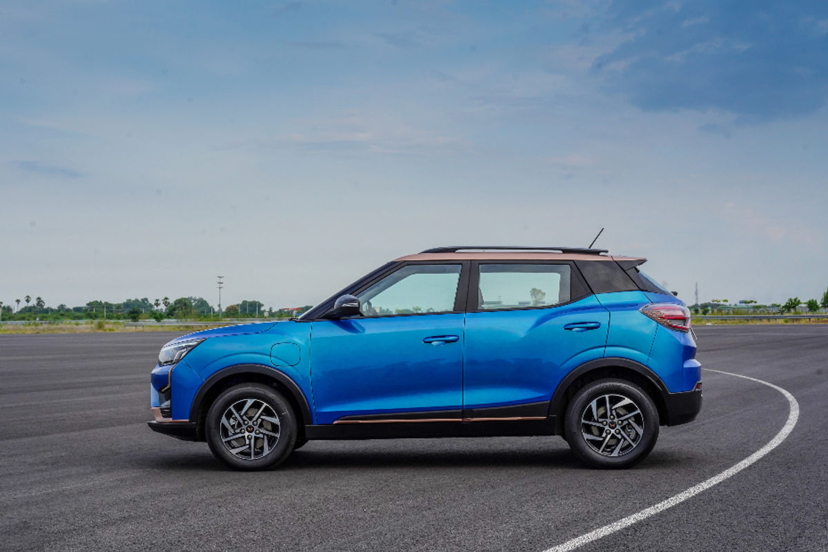 mahindra xuv400 ev side