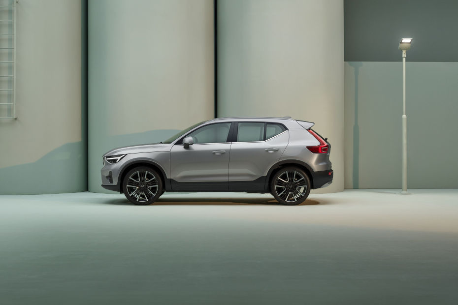 2022 Volvo XC40 side 2022 Volvo XC40 side
