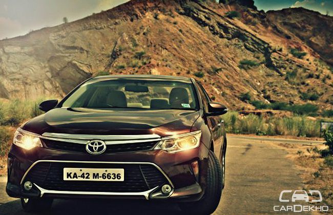 Toyota Camry Hybrid (2015) - Expert Review