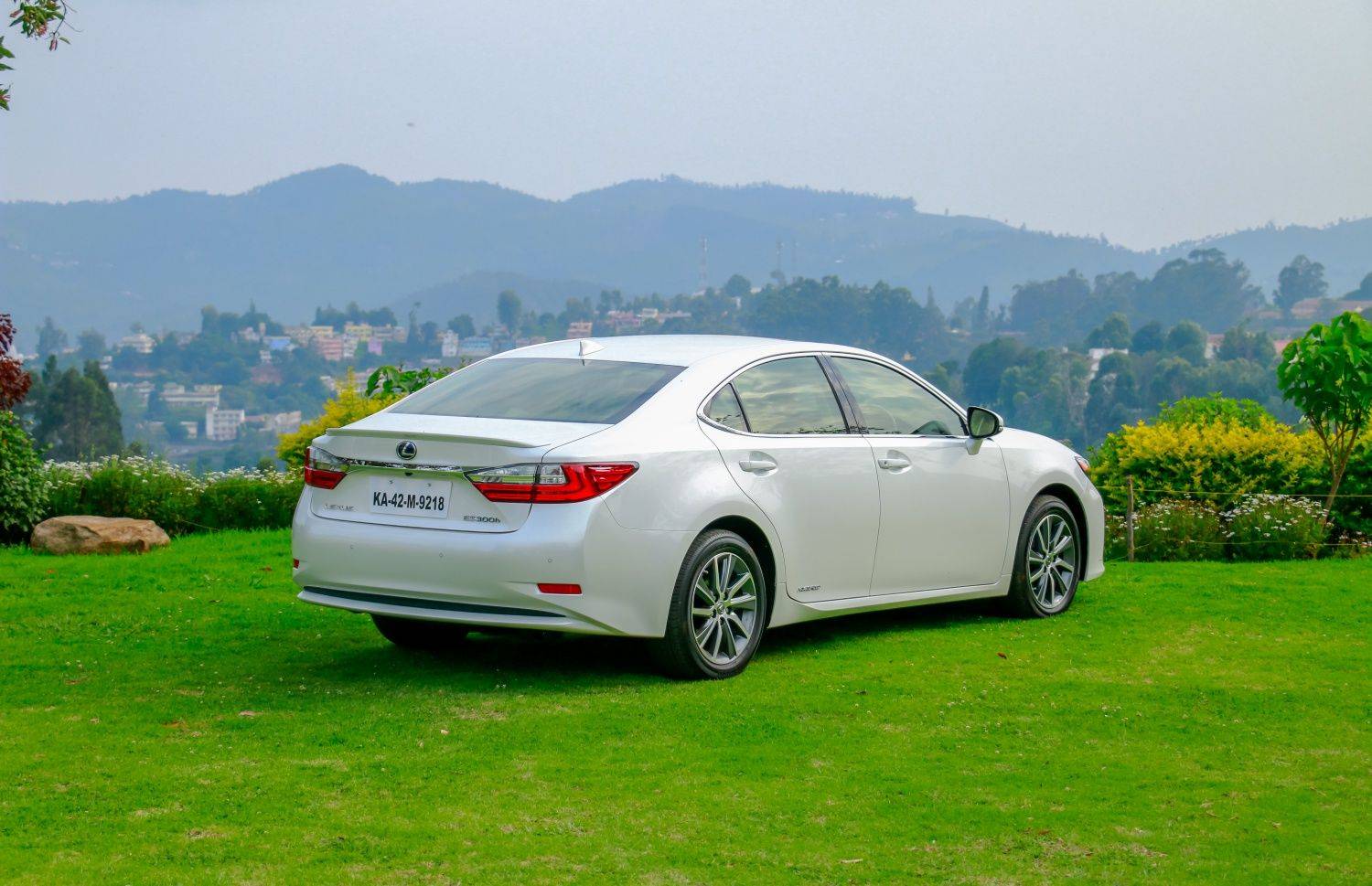 Lexus ES 300h: First Drive Review