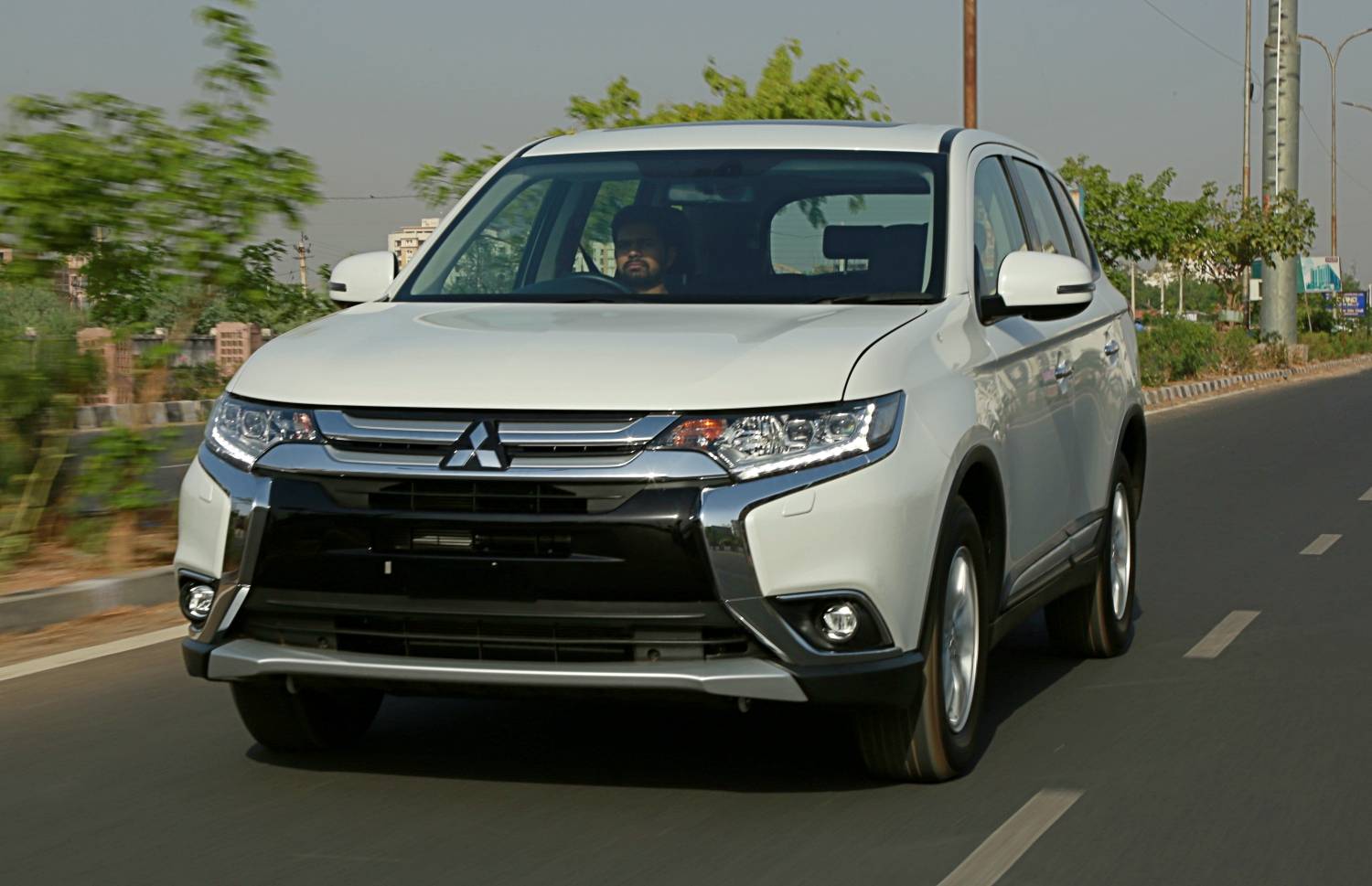 Mitsubishi Outlander Price Images Mileage Reviews Specs