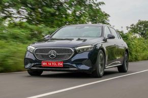 Mercedes-Benz E-Class సమీక్ష: లగ్జరీ నిచ్చెన యొక్క మొదటి అడుగు Mercedes-Benz E-Class సమీక్ష: లగ్జరీ నిచ్చెన యొక్క మొదటి అడుగు