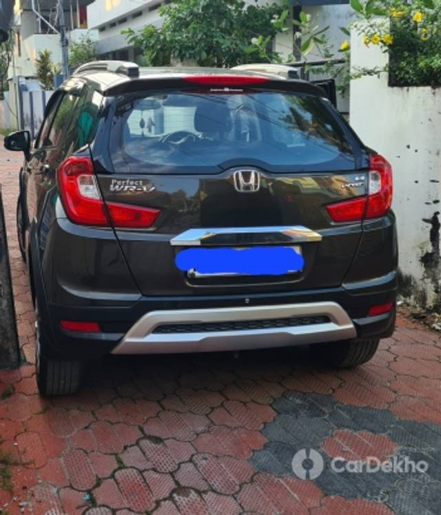 https://stimg2.cardekho.com/images/usedcarimages/large/1-2023/3565360/20230101_105256.jpg?imwidth=6401