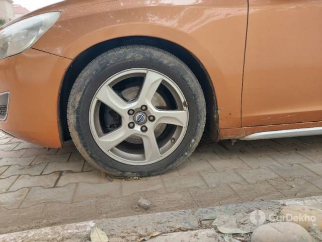 https://stimg2.cardekho.com/images/usedcarimages/large/1-2023/3570311/20230106_110353.jpg?imwidth=6400
