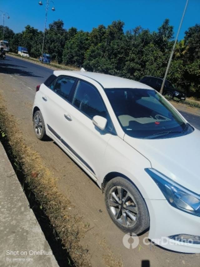 https://stimg2.cardekho.com/images/usedcarimages/large/1-2023/3574038/IMG20230110125846.jpg?imwidth=6401
