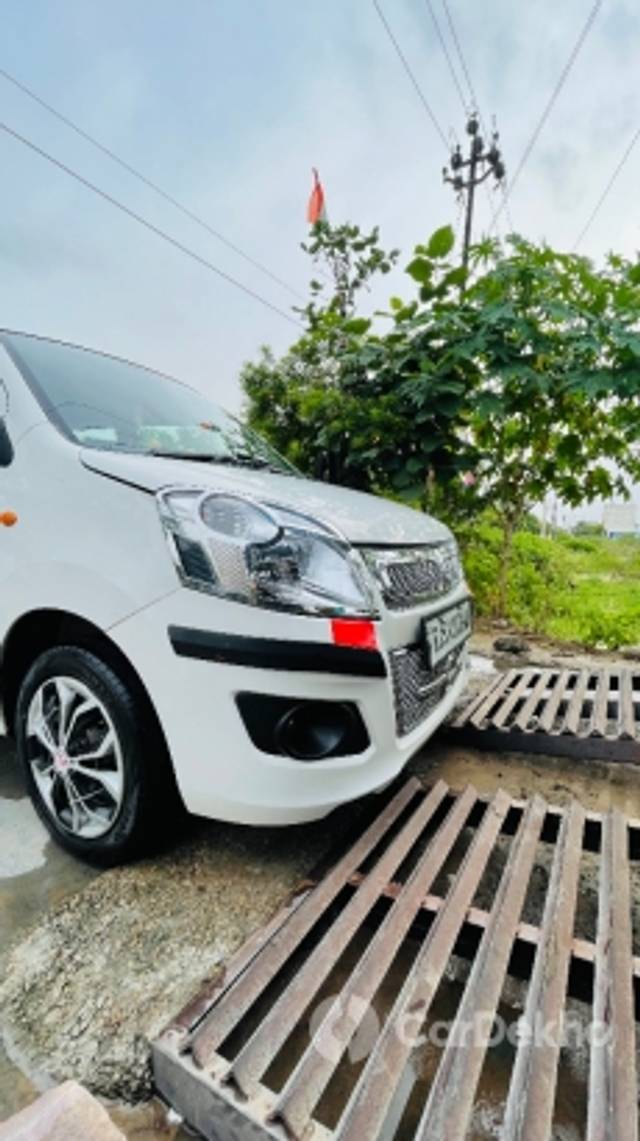 https://stimg2.cardekho.com/images/usedcarimages/large/1-2023/3577657/IMG_3348.jpg?imwidth=6401