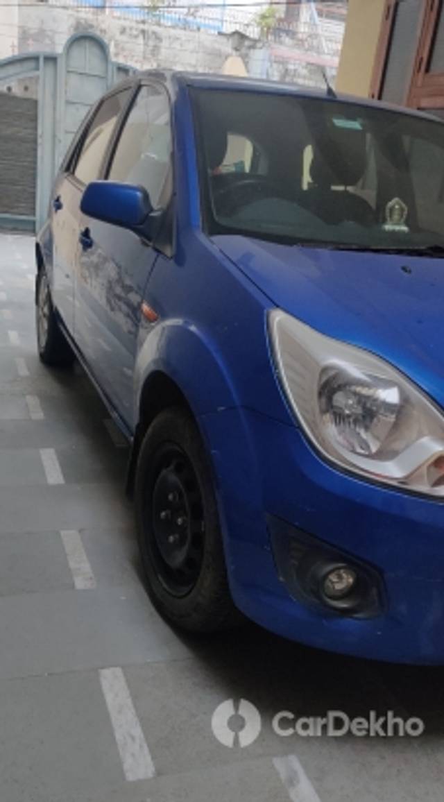 https://stimg2.cardekho.com/images/usedcarimages/large/1-2023/3588216/Car3.jpg?imwidth=6402