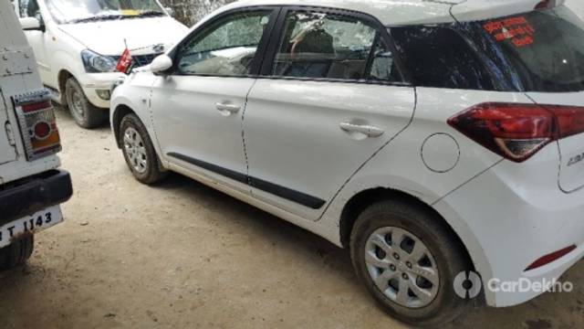 https://stimg2.cardekho.com/images/usedcarimages/large/1-2023/3590313/1673689652169.jpg?imwidth=6401