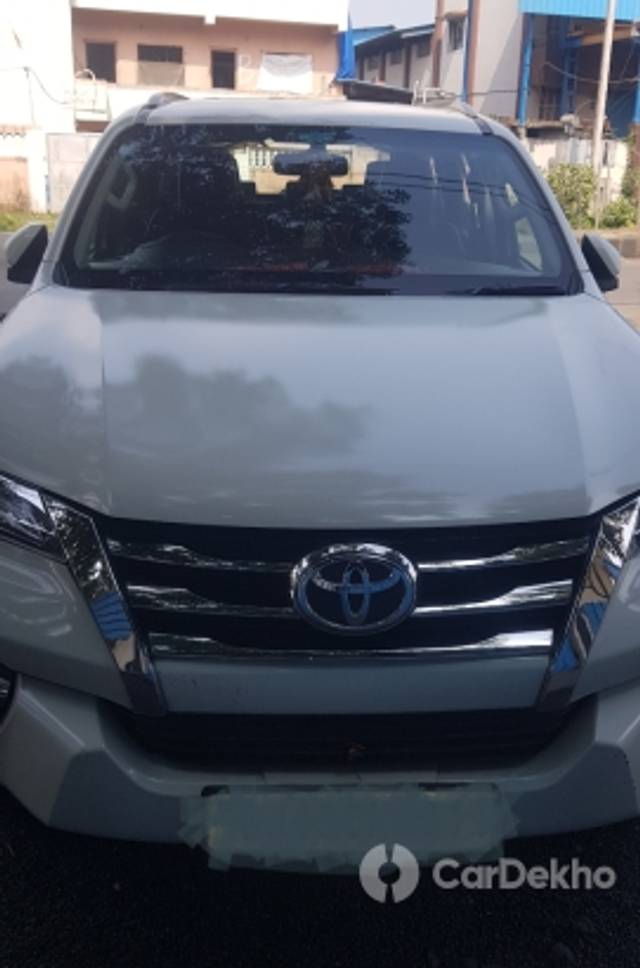 https://stimg2.cardekho.com/images/usedcarimages/large/1-2023/3592025/20220903_123236.jpg?imwidth=6400