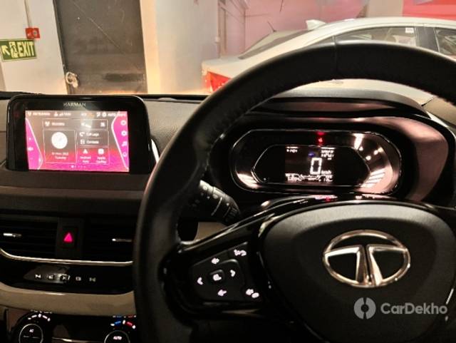 https://stimg2.cardekho.com/images/usedcarimages/large/1-2023/3593484/5DB91BBA-9881-4E2B-A61F-EFF508CE70B8.jpg?imwidth=6401