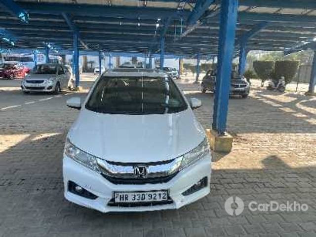 https://stimg2.cardekho.com/images/usedcarimages/large/1-2023/3596136/IMG-34892.jpg?imwidth=6400