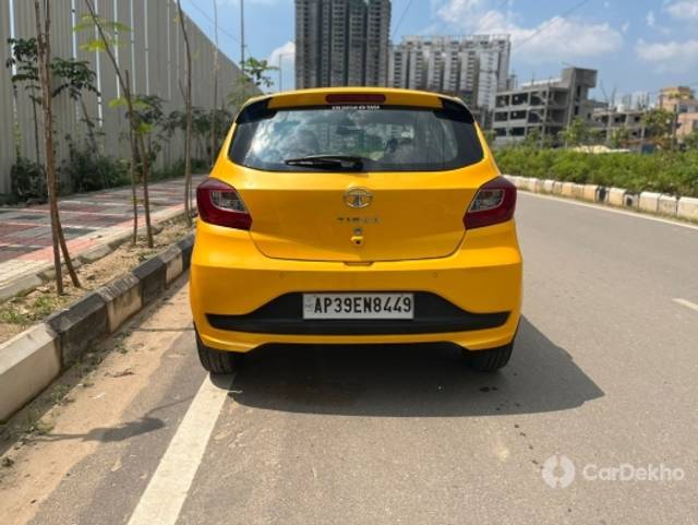 https://stimg2.cardekho.com/images/usedcarimages/large/12-2022/3537973/IMG-20221202-WA0025.jpg?imwidth=6400