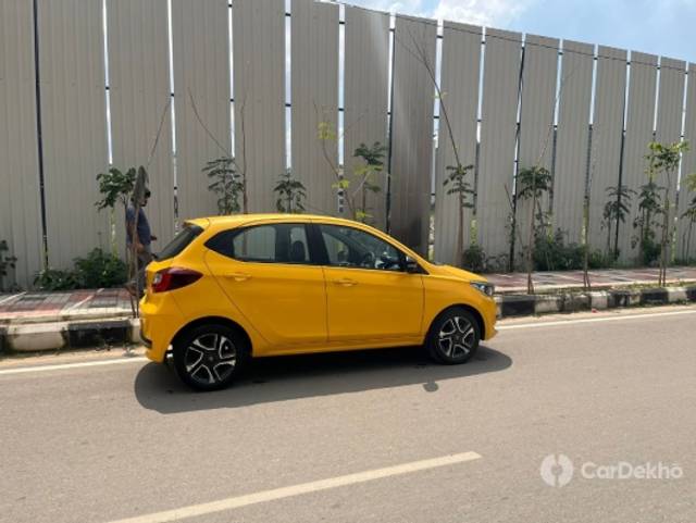 https://stimg2.cardekho.com/images/usedcarimages/large/12-2022/3537973/IMG-20221202-WA0026.jpg?imwidth=6402