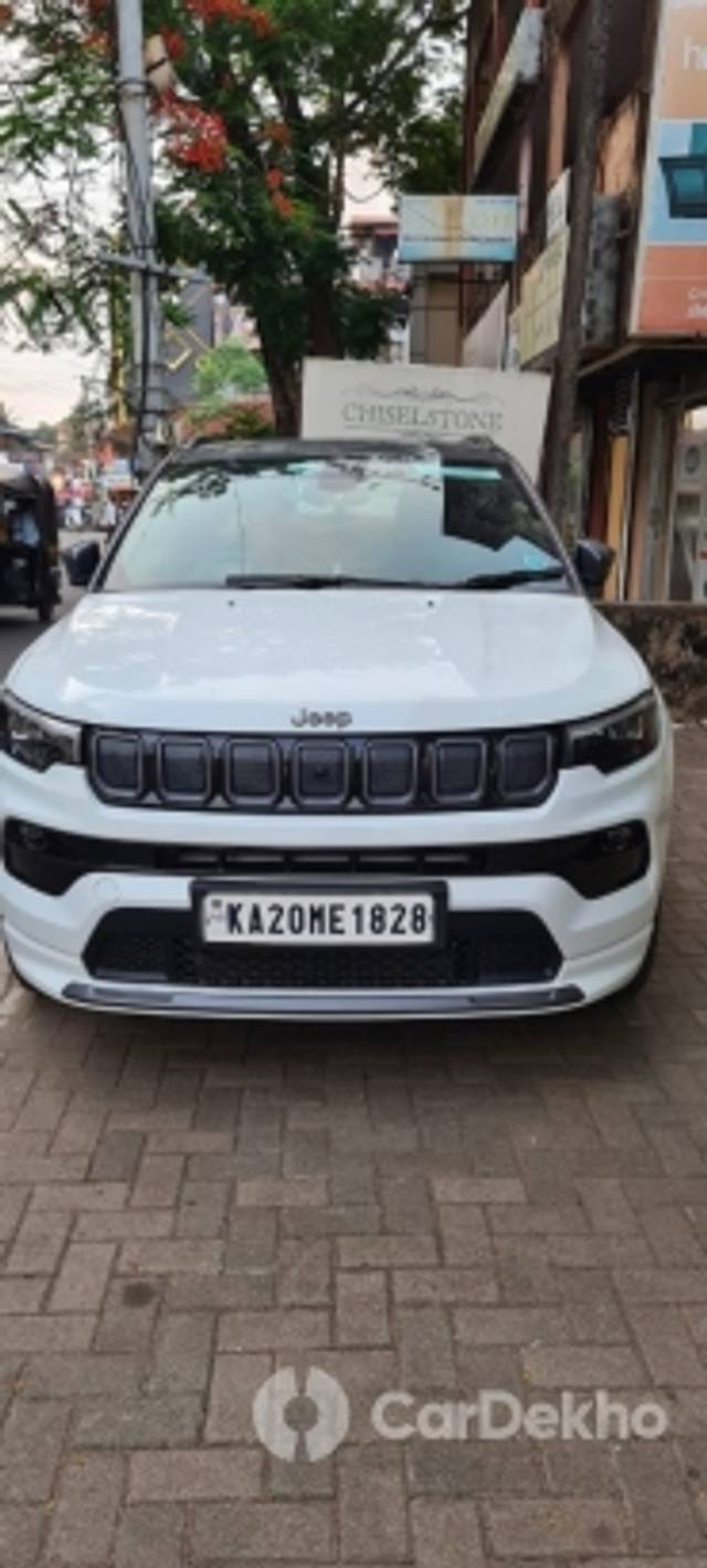https://stimg2.cardekho.com/images/usedcarimages/large/12-2022/3548168/IMG-20220426-WA0002.jpg?imwidth=6402