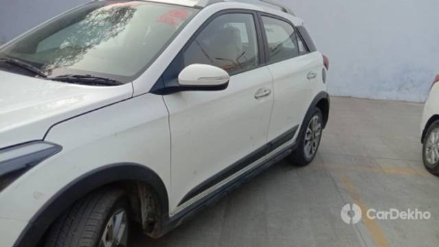 https://stimg2.cardekho.com/images/usedcarimages/large/12-2022/3551673/IMG-20221218-WA0006.jpg?imwidth=6401