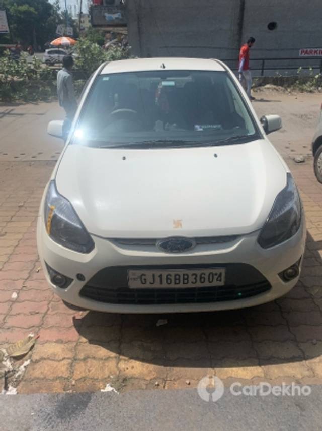 https://stimg2.cardekho.com/images/usedcarimages/large/2-2023/3604931/E0A7BAC3-22DB-40F3-B71C-655AC43B6DB5.jpg?imwidth=6402