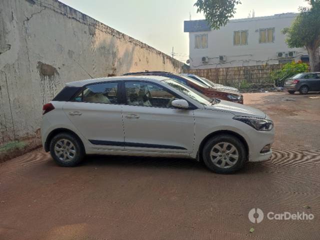 https://stimg2.cardekho.com/images/usedcarimages/large/2-2023/3605456/IMG_20221209_134727.jpg?imwidth=6401