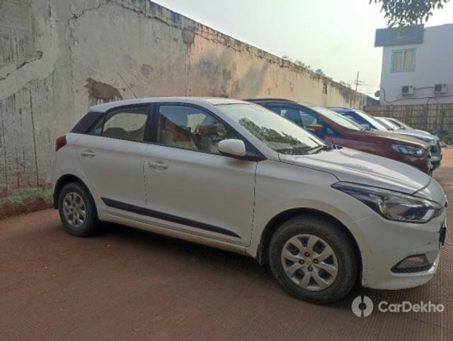 https://stimg2.cardekho.com/images/usedcarimages/large/2-2023/3605456/IMG_20221209_134733.jpg?imwidth=6400