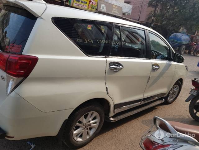 https://stimg2.cardekho.com/images/usedcarimages/large/2-2023/3614581/20230130_145055.jpg?imwidth=6402