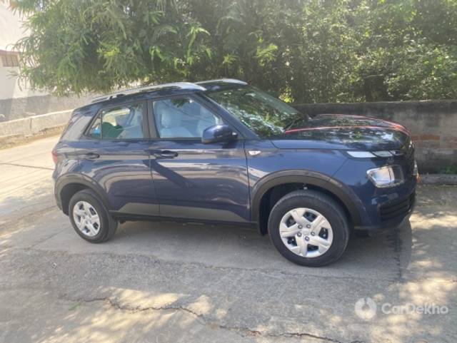 https://stimg2.cardekho.com/images/usedcarimages/large/2-2023/3615335/A57F48A6-ED31-446B-B5F5-3ECA7B04638D.jpg?imwidth=6402