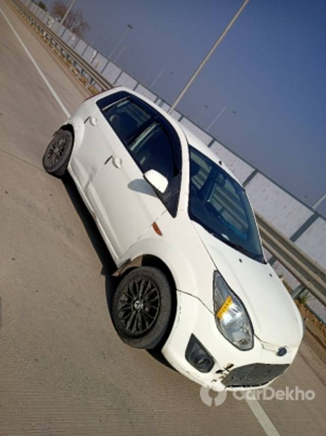 https://stimg2.cardekho.com/images/usedcarimages/large/2-2023/3615907/IMG20230204152345.jpg?imwidth=6401