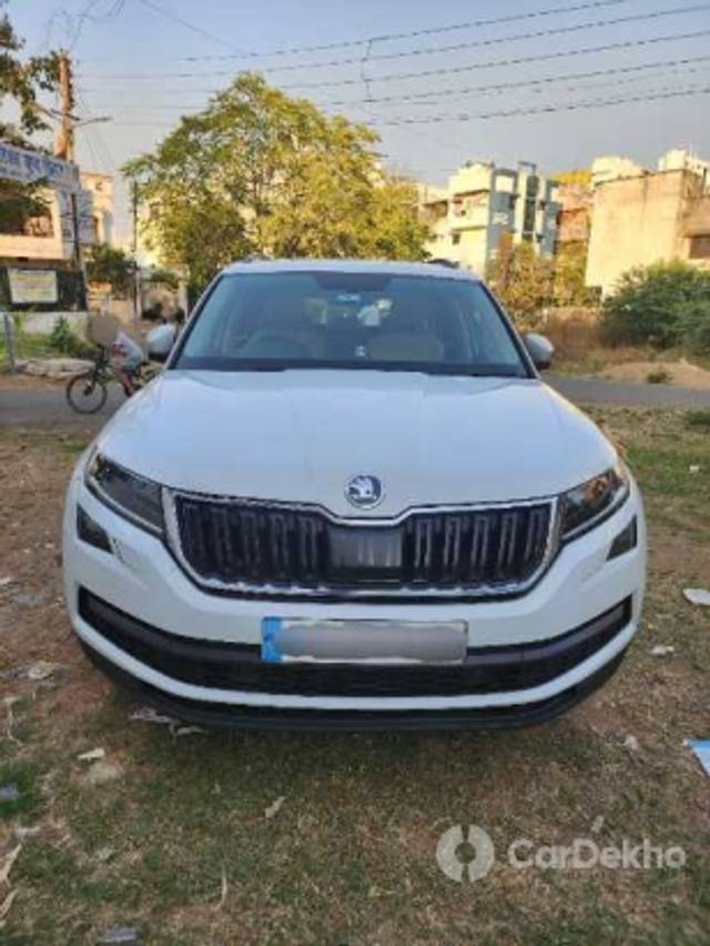 https://stimg2.cardekho.com/images/usedcarimages/large/2-2023/3616907/20230217_1715551.jpg?imwidth=6400