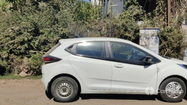 https://stimg2.cardekho.com/images/usedcarimages/large/2-2023/3617374/IMG-20230213-WA0005.jpg?imwidth=6400