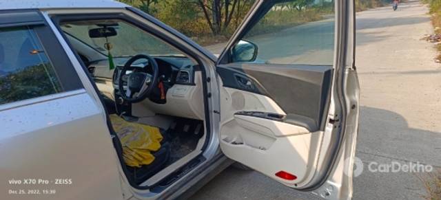 https://stimg2.cardekho.com/images/usedcarimages/large/2-2023/3619294/525B89A3-B9E6-480C-86B7-D72786C24F1C.jpg?imwidth=6402
