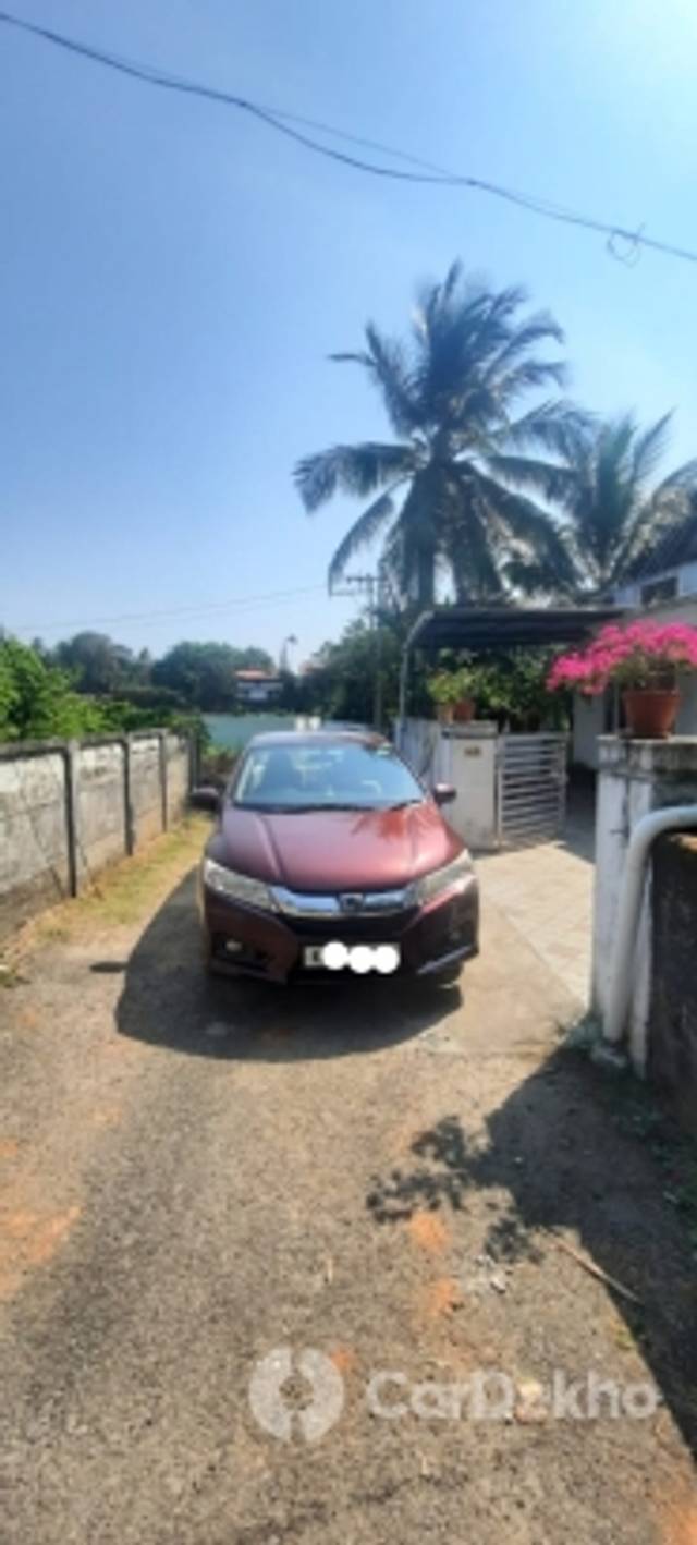 https://stimg2.cardekho.com/images/usedcarimages/large/2-2023/3625211/20230221_120102.jpg?imwidth=6402