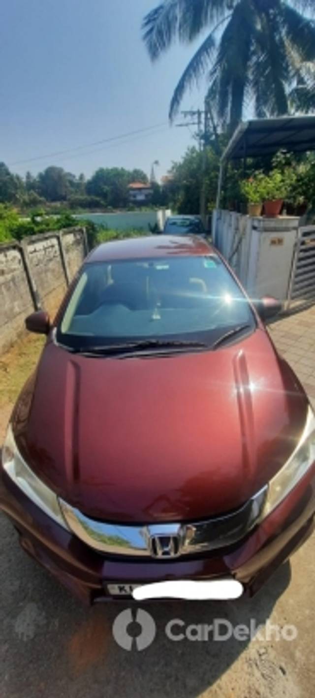 https://stimg2.cardekho.com/images/usedcarimages/large/2-2023/3625211/20230221_120307.jpg?imwidth=6400