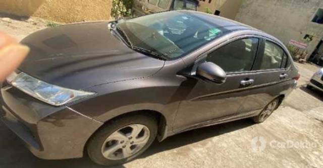 https://stimg2.cardekho.com/images/usedcarimages/large/2-2023/3629684/IMG-95440.jpg?imwidth=6402