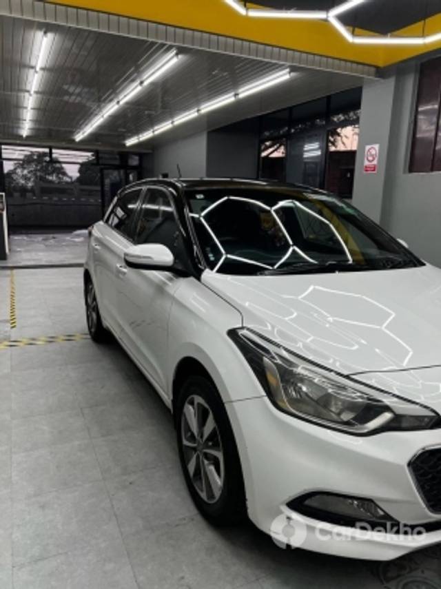 https://stimg2.cardekho.com/images/usedcarimages/large/2-2023/3631481/479BBCD0-1EAF-463D-9CB4-640DAB3E4452.jpg?imwidth=6400