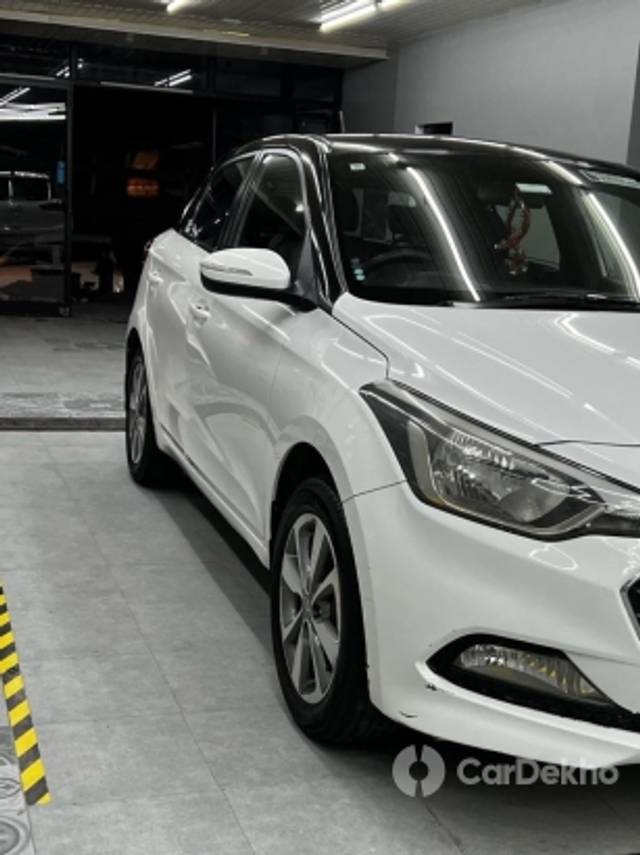 https://stimg2.cardekho.com/images/usedcarimages/large/2-2023/3631481/D55AEBF6-C726-4467-8B64-A2170567B38A.jpg?imwidth=6401
