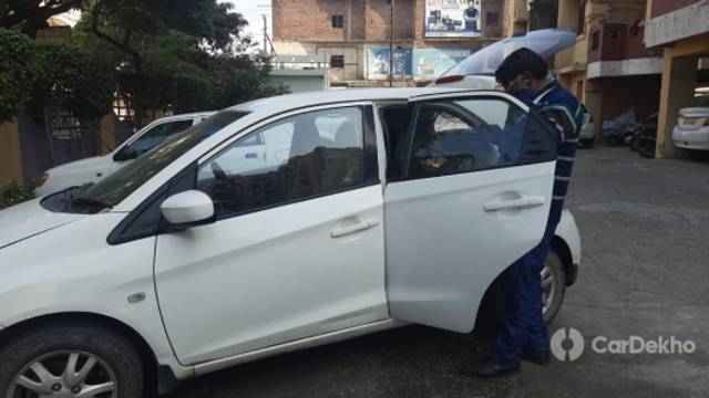 https://stimg2.cardekho.com/images/usedcarimages/large/3-2023/3634077/WhatsAppImage2023-03-01at09.21.36.jpg?imwidth=6402