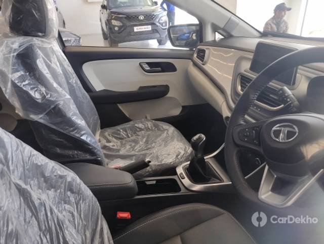 https://stimg2.cardekho.com/images/usedcarimages/large/3-2023/3635433/167774329272063601806326474163483.jpg?imwidth=6402