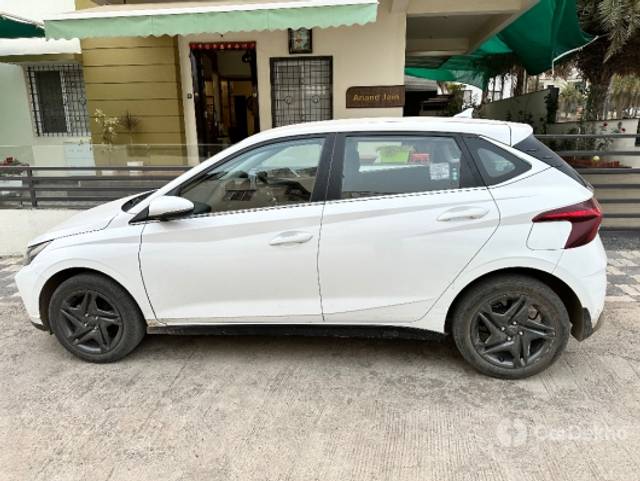 https://stimg2.cardekho.com/images/usedcarimages/large/3-2023/3639522/IMG-1549.jpg?imwidth=6402