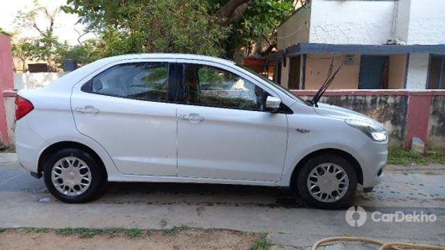 https://stimg2.cardekho.com/images/usedcarimages/large/3-2023/3639636/20230306_082015.jpg?imwidth=6401