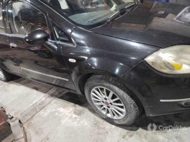 https://stimg2.cardekho.com/images/usedcarimages/large/3-2023/3640135/fiatlinea1.jpg?imwidth=6401