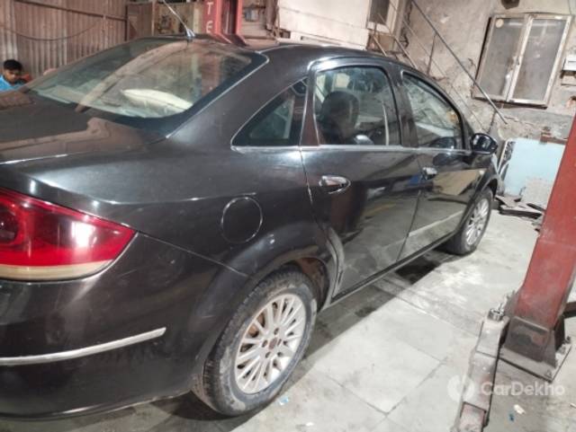 https://stimg2.cardekho.com/images/usedcarimages/large/3-2023/3640135/fiatlinea6.jpg?imwidth=6400