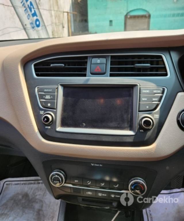 https://stimg2.cardekho.com/images/usedcarimages/large/3-2023/3640834/WhatsAppImage2023-03-04at11.25.27AM.jpg?imwidth=6402