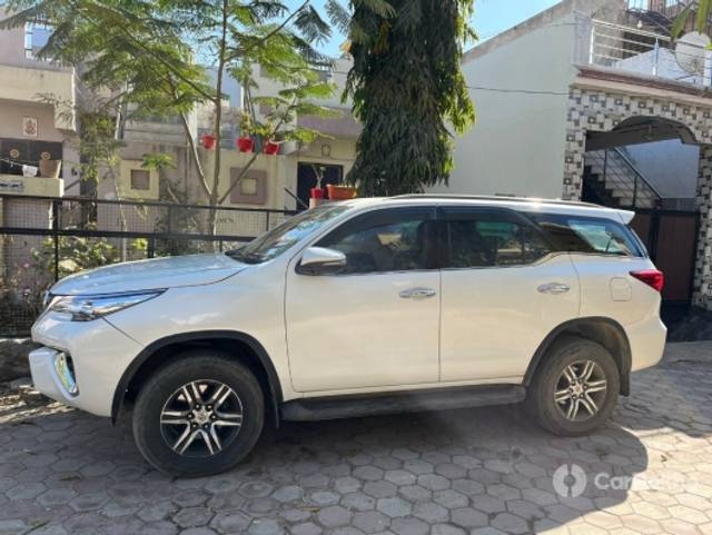 https://stimg2.cardekho.com/images/usedcarimages/large/3-2023/3640850/047B7CA1-DE09-4612-A4A4-F2036A2CB30C.jpg?imwidth=6401