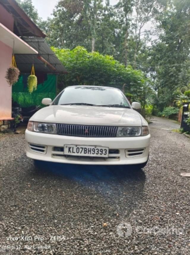 https://stimg2.cardekho.com/images/usedcarimages/large/3-2023/3641355/WhatsAppImage2023-03-07at14.34.15.jpg?imwidth=6402