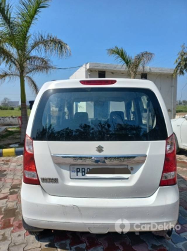 https://stimg2.cardekho.com/images/usedcarimages/large/3-2023/3641642/20230305_125902.jpg?imwidth=6401