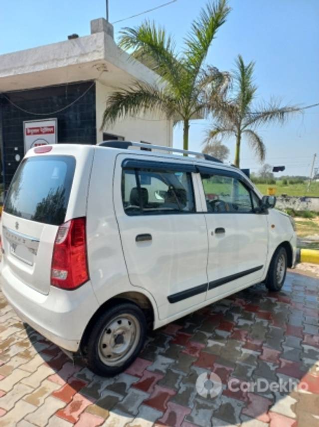 https://stimg2.cardekho.com/images/usedcarimages/large/3-2023/3641642/20230305_125912.jpg?imwidth=6402